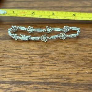 Silver bracelet with flower pattern